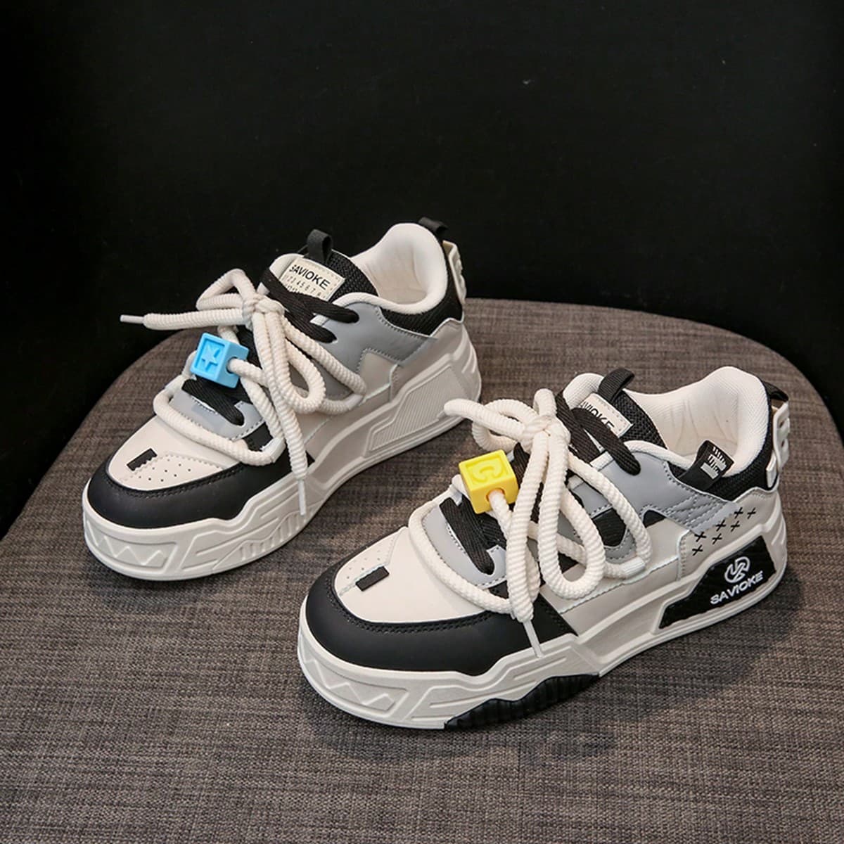Nouvelles chaussures de sport décontractées pour couple populaire pour le printemps et l'automne 2024, à semelles compensées pour la hauteur pour